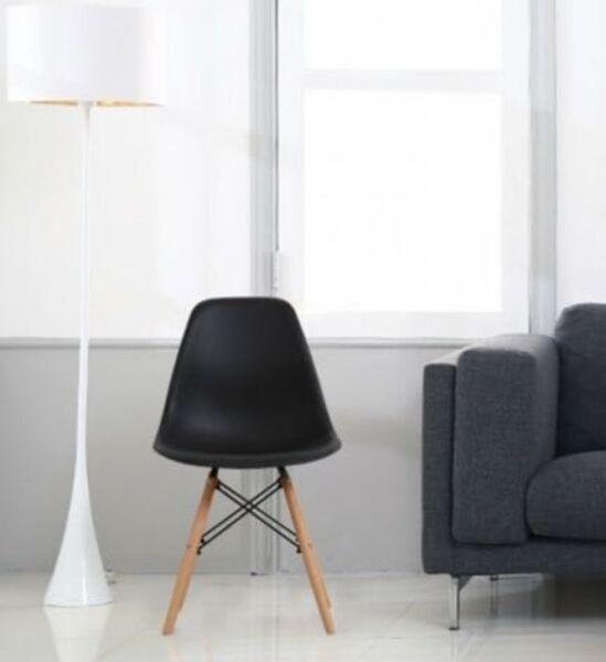 كرسي مودرن بلاستيك وارجل خشبية - أسود