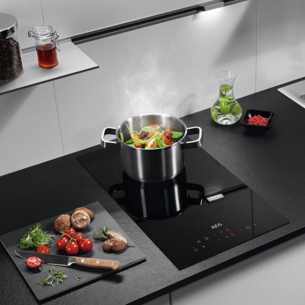 سطح أيه إي جي كهربائي 30 سم مدمج - بيلت ان - تصميم بدون اطار مع منطقتين تسخين و تحكم باللمس - اسود
