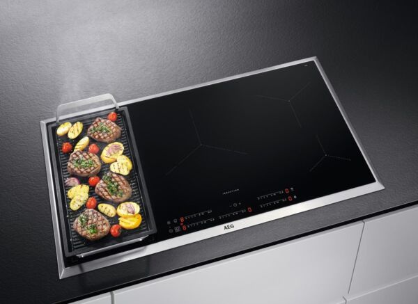 سطح أيه إي جي كهرباء - بتقنية التحكم باللمس اندكشن مدمج - بلت ان - 5 عيون - أطار فولاذي - أسود