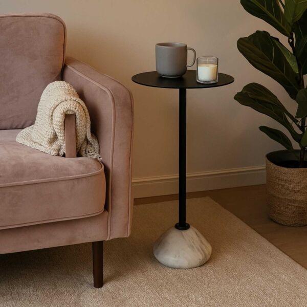 طاولة جانبية بقاعدة رخام من يونكو ديزاينز