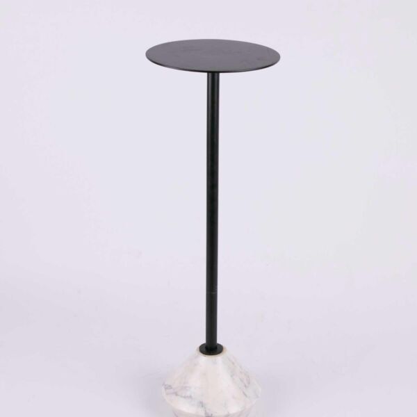 طاولة جانبية بقاعدة رخام من يونكو ديزاينز