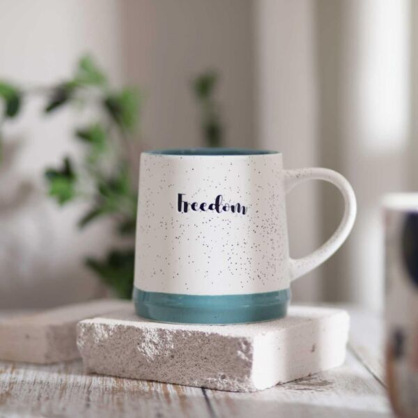 كوب قهوة بعبارة فريدم من اورورا - متعدد الالوان