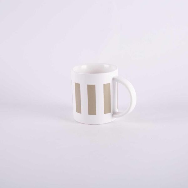 كوب قهوة من أثيلة - ابيض وبيج