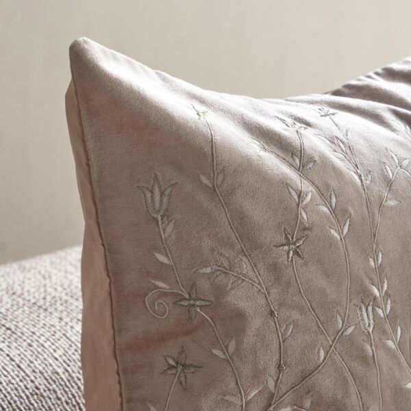 وسادة محشوة مطرزة بالورود ليلي 50x50 سم