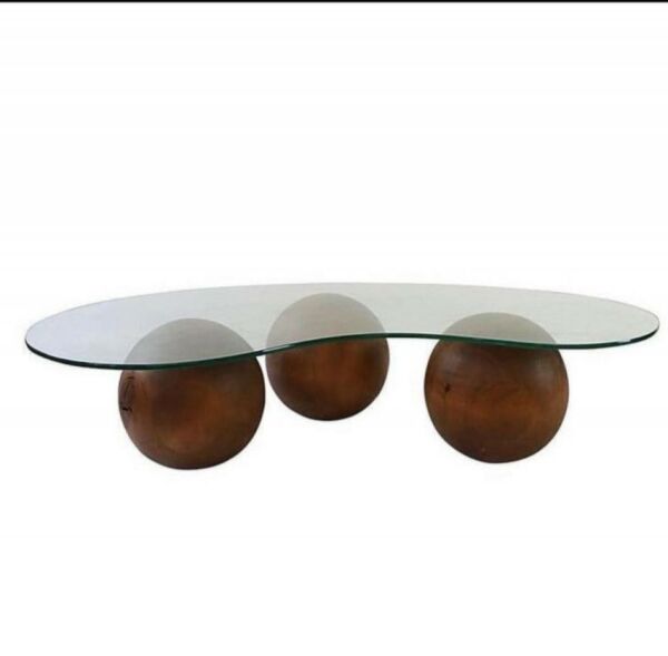 طاولة قهوة بقواعد كور خشبية وسطح زجاج