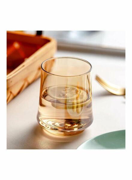 كأس حلزوني الشكل من الزجاج