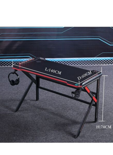 طاولة ألعاب مع أضواء لطاولة الكمبيوتر مع حامل سماعات