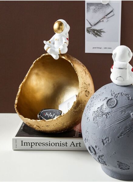 وعاء تقديم رائد الفضاء من جينيريك - ذهبي