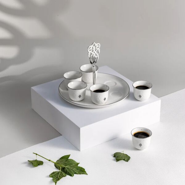 طقم فنجان قهوة سعودية مع ستاند من نقش - ابيض وفضي