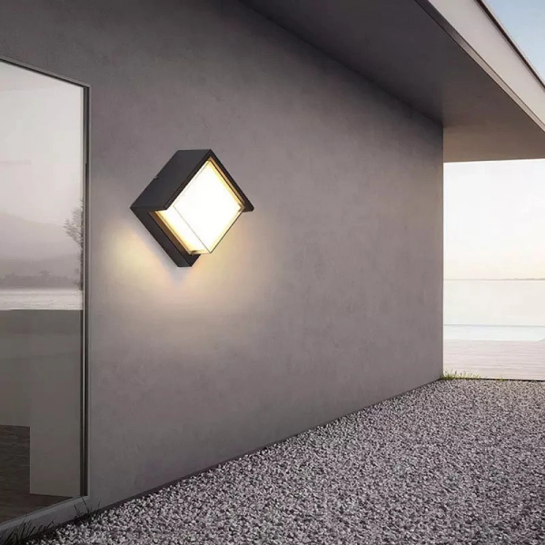 إضاءة جدارية لبوابة خارجية لون الإنارة اصفر