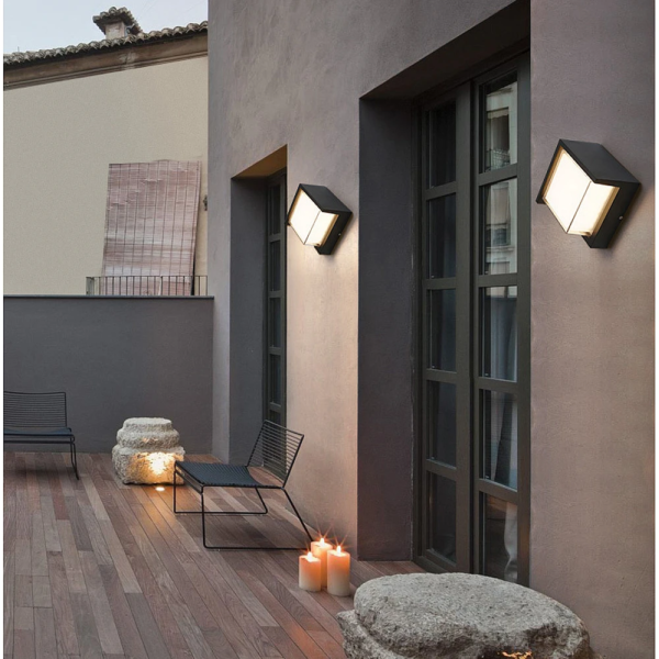 إضاءة جدارية لبوابة خارجية لون الإنارة اصفر