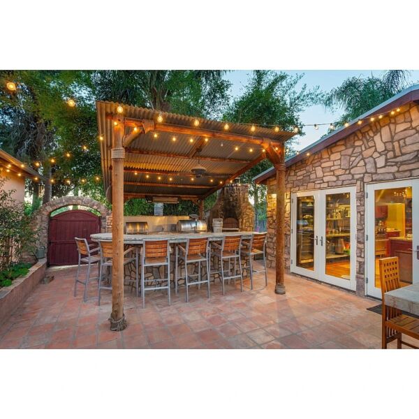 إضاءة عقد اسود مع لمباتها E12