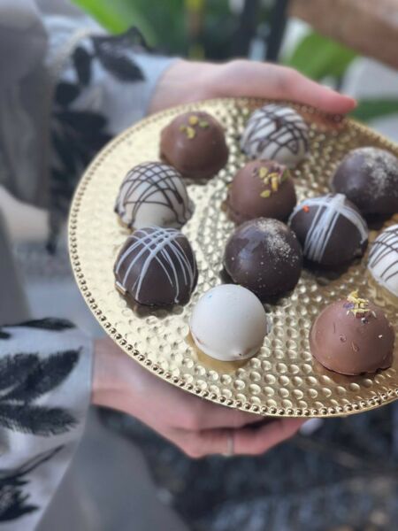 طبق تقديم بقاعدة مرتفعة لوريال مقاس صغير - ذهبي وبني