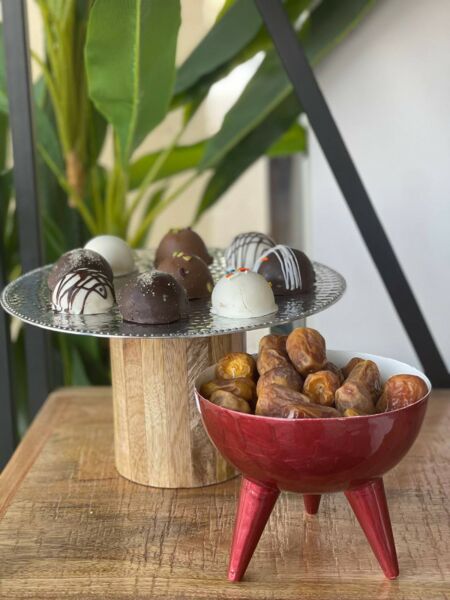 طبق تقديم بقاعدة مرتفعة لوريال مقاس صغير - فضي وبني فاتح