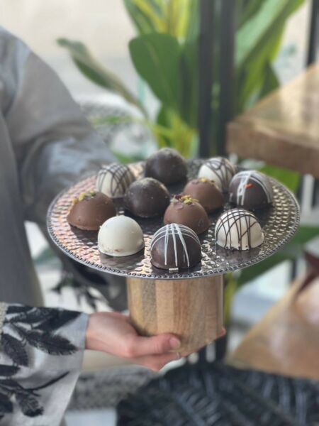 طبق تقديم بقاعدة مرتفعة لوريال مقاس صغير - اسود وبني فاتح