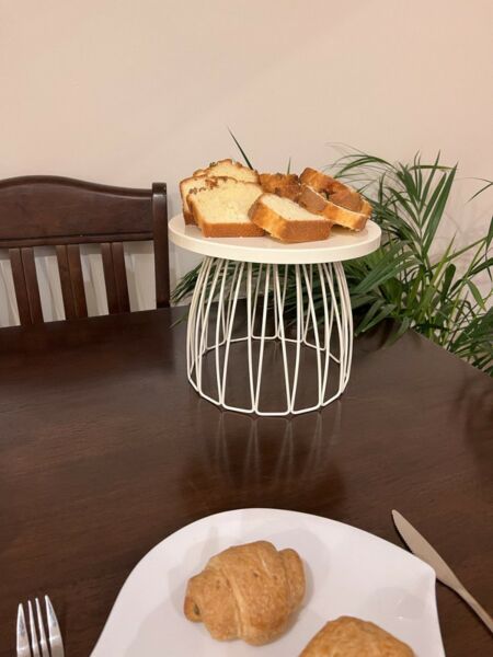 طبق تقديم بقاعدة سكيرت اليجانس - ابيض