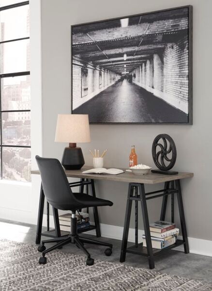 طاولة مكتب بارتفاع قابل للتعديل