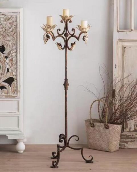 شمعدان حديد مرتفع