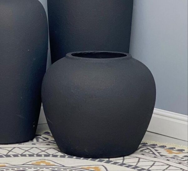 فازة فخار وسط ستورا - اسود