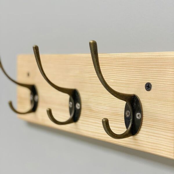 علاقة جدارية خشب بعلاقات حديد