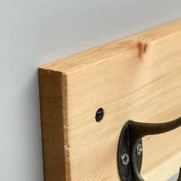 علاقة جدارية خشب بعلاقات حديد