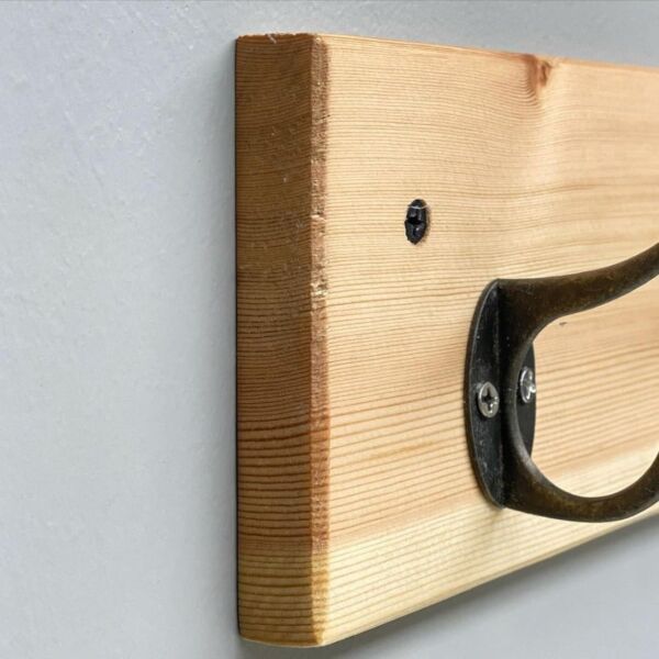 علاقة جدارية خشب بعلاقات حديد