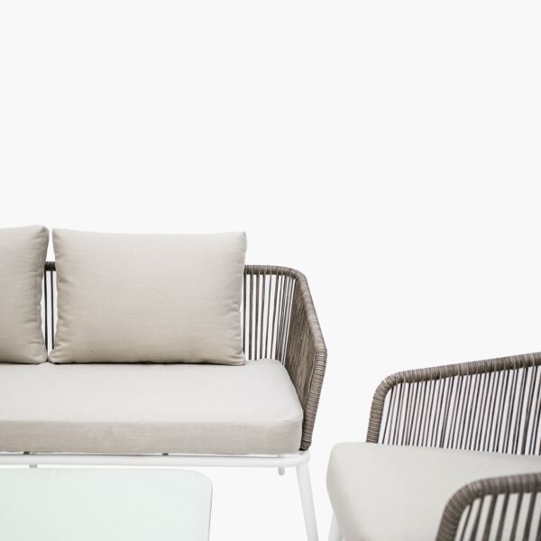 طقم طاولة قهوة للجلسات الخارجية مع 4 مقاعد ووسائد من فريسكا