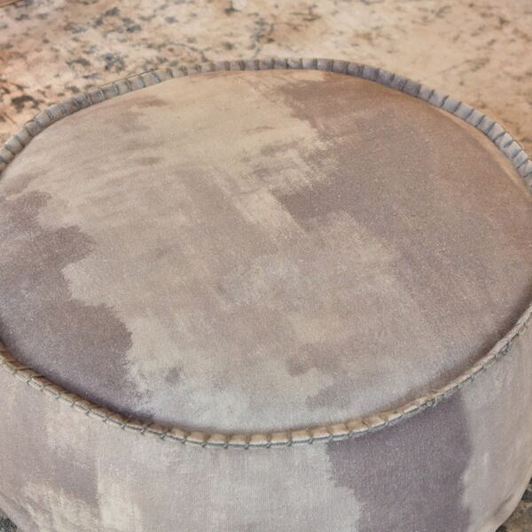 مقعد ومسند قدم بطبعات من مهرجان العريش