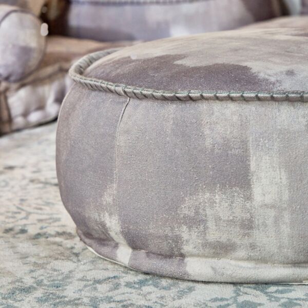 مقعد ومسند قدم بطبعات من مهرجان العريش