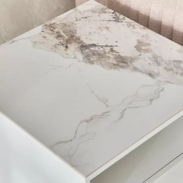 طاولة جانبية بسطح من الحجر الملبد من بيرل