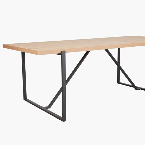 طاولة طعام ل 8 مقاعد من إندوس لاي