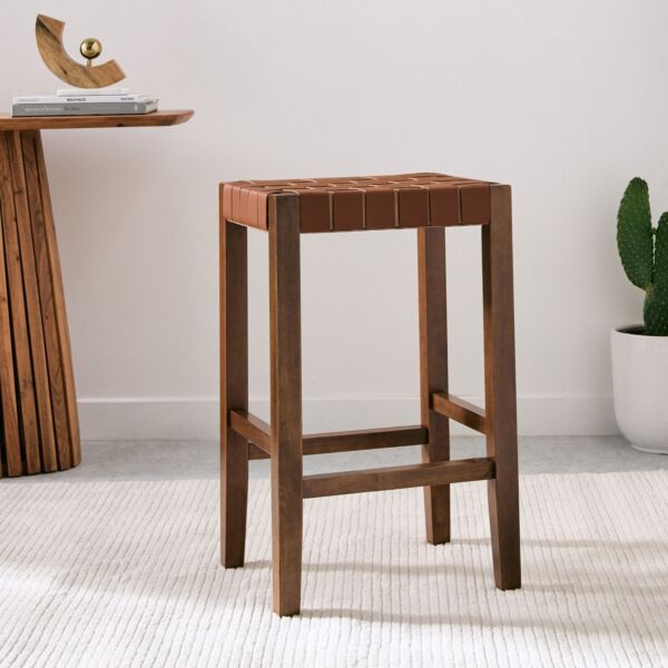 كرسي بإطار خشبي من سافانا