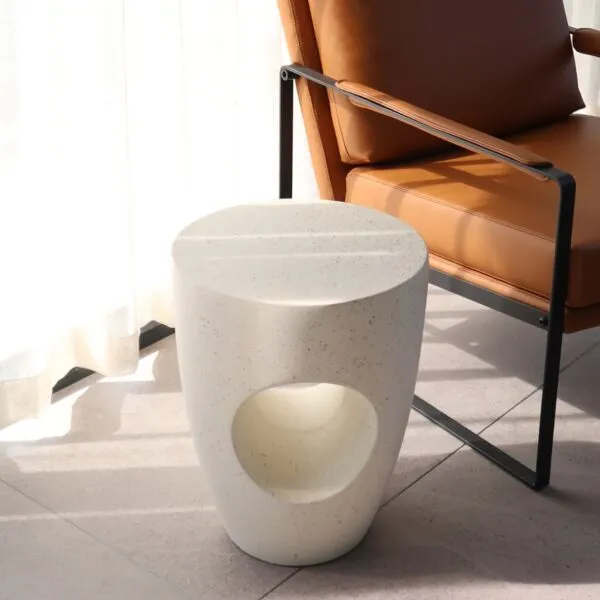 طاولة جانبية مزيّنة - هيلين