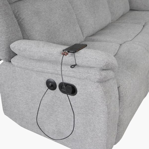 كنبة استرخاء بثلاثة مقاعد مع طاولة قابلة للسحب بحاملين للأكواب ومنفذ يو أس بي من هيلتون