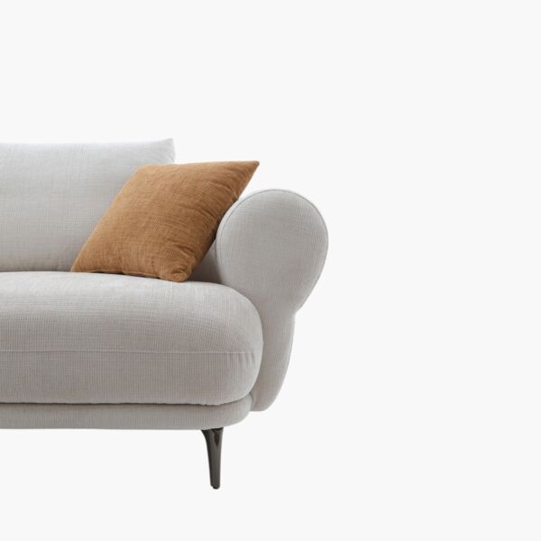 كنبة ثنائية مع وسادتين كبيرتين ووسادة صغيرة كولون