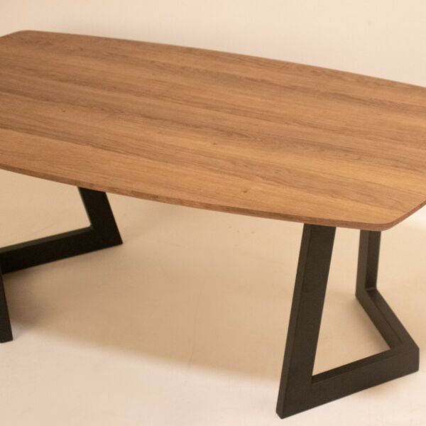 طاولة مجلس بسطح خشبي بقواعد حديد