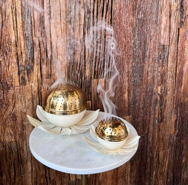 مبخره زهرة اللوتس أبيض - كبير