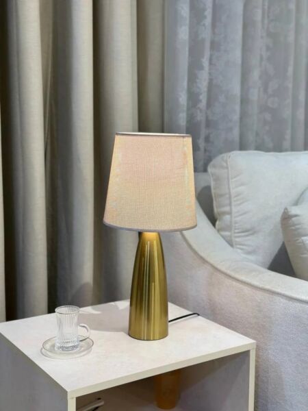 ابجورة طاولة فينيسيا - بيج وذهبي