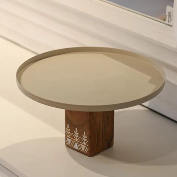 طبق تقديم دائري باللون البيج