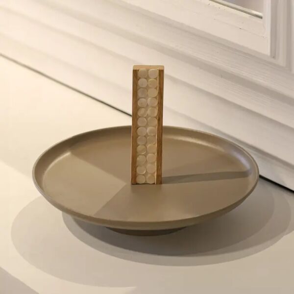 صحن حلى دائري بقاعدة خشب رمادي