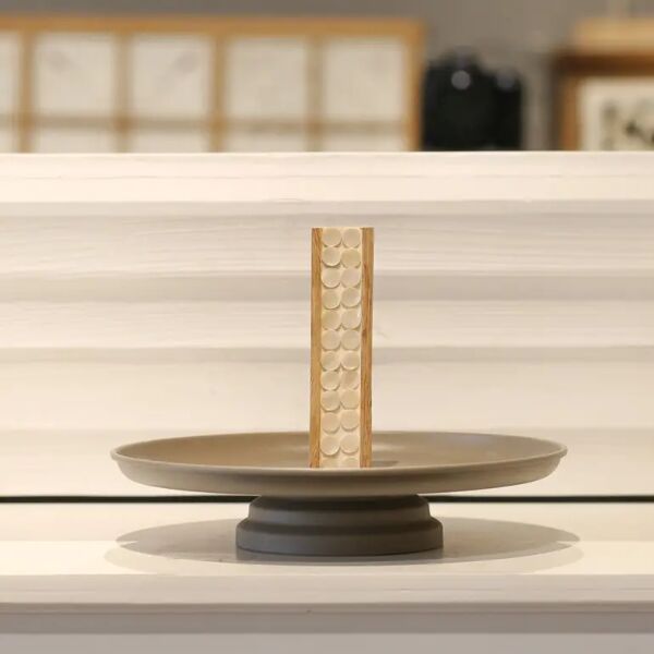 صحن حلى دائري بقاعدة خشب رمادي
