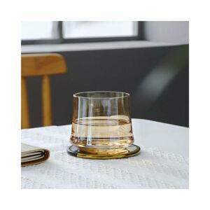 كأس حلزوني الشكل من الزجاج