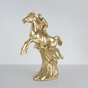 مجسم فارس وخيله باللون الذهبي 