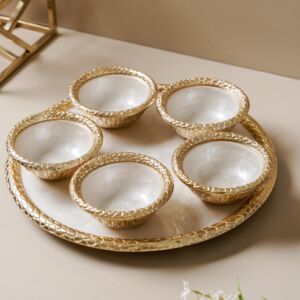  طقم تمرية مع صينية كريسي - عاجي وذهبي