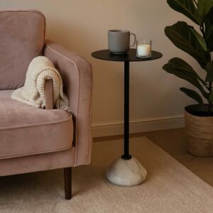 طاولة جانبية بقاعدة رخام من يونكو ديزاينز