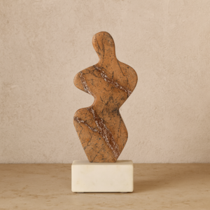 تحفة فنية من الرخام شكل كائن - بني وقاعدة ابيض