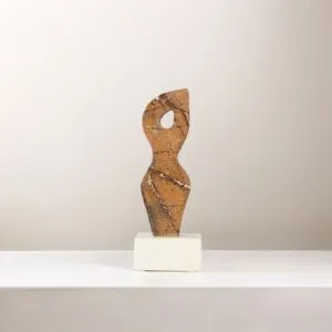 تحفة فنية من الرخام شكل كائن مميز بني وقاعدة ابيض