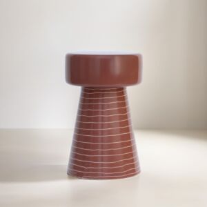 طاولة جانبية بخطوط افقية - بني