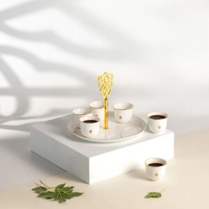 طقم فنجان قهوة سعودية مع ستاند من نقش - ابيض وذهبي