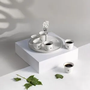 طقم فنجان قهوة سعودية مع ستاند من نقش - ابيض وفضي